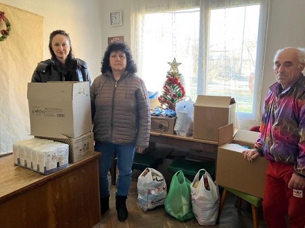 Антимовци зарадваха с пакети храна самотноживеещи възрастни хора в Средногорово и Розово