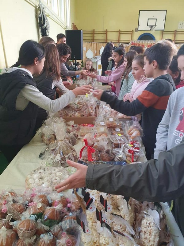 Благотворителният базар в ОУ „Св. Паисий Хилендарски“, събра 2075 лв. в подкрепа на Гита Славова