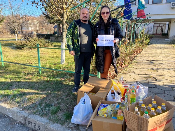 Антимовци зарадваха с пакети храна самотноживеещи възрастни хора в Средногорово и Розово