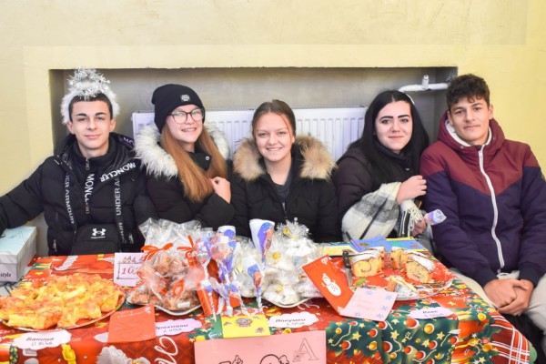 Базарът „Коледа в ПГЛПТ“ събра 1300 лв. в подкрепа на Гита Славова
