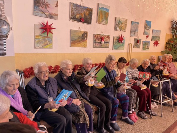 Първолаци от ОУ “Св. Паисий Хилендарски“ усмихнаха възрастните хора в Дом №3