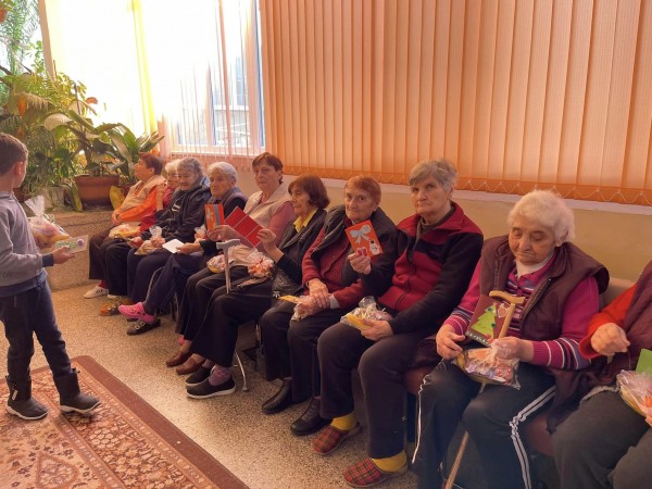 Първолаци от ОУ “Св. Паисий Хилендарски“ усмихнаха възрастните хора в Дом №3