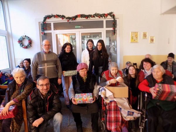 За трети път мнозина прегърнаха инициативата “Кутия пълна с щастие“