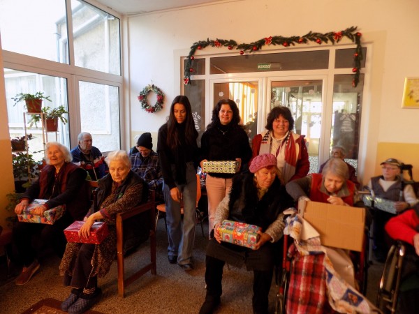 За трети път мнозина прегърнаха инициативата “Кутия пълна с щастие“