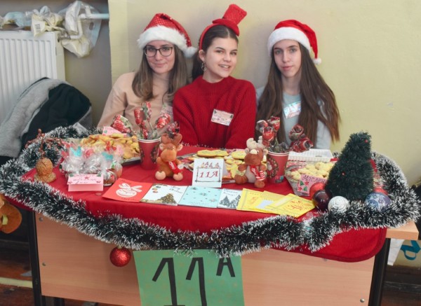 Базарът „Коледа в ПГЛПТ“ събра 1300 лв. в подкрепа на Гита Славова