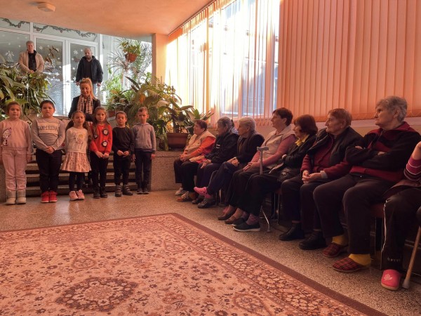 Първолаци от ОУ “Св. Паисий Хилендарски“ усмихнаха възрастните хора в Дом №3
