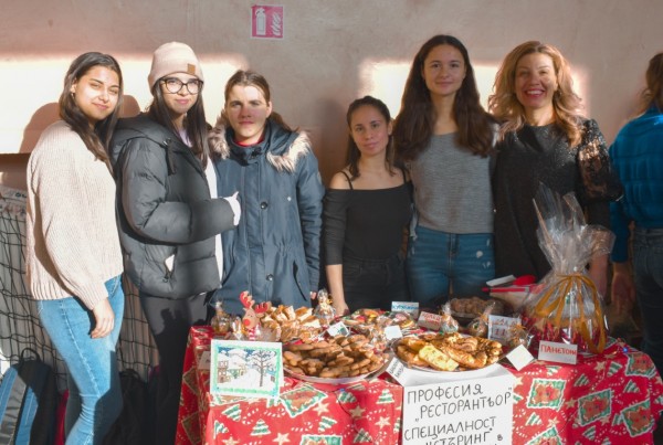 Базарът „Коледа в ПГЛПТ“ събра 1300 лв. в подкрепа на Гита Славова