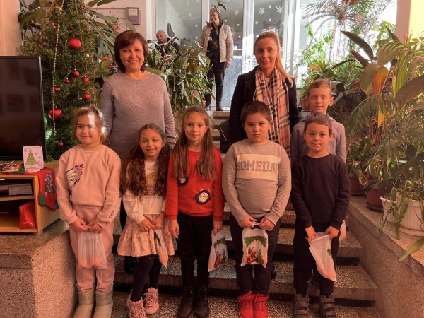 Първолаци от ОУ “Св. Паисий Хилендарски“ усмихнаха възрастните хора в Дом №3