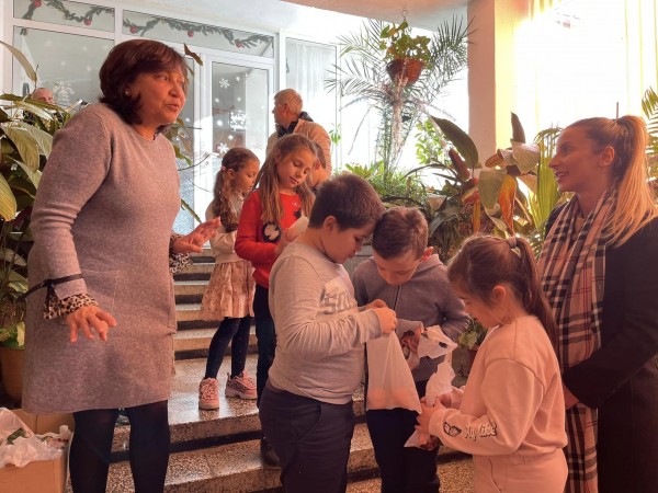 Първолаци от ОУ “Св. Паисий Хилендарски“ усмихнаха възрастните хора в Дом №3