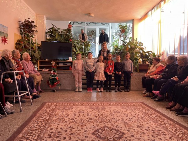 Първолаци от ОУ “Св. Паисий Хилендарски“ усмихнаха възрастните хора в Дом №3