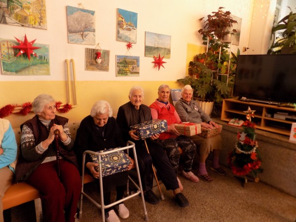 За трети път мнозина прегърнаха инициативата “Кутия пълна с щастие“