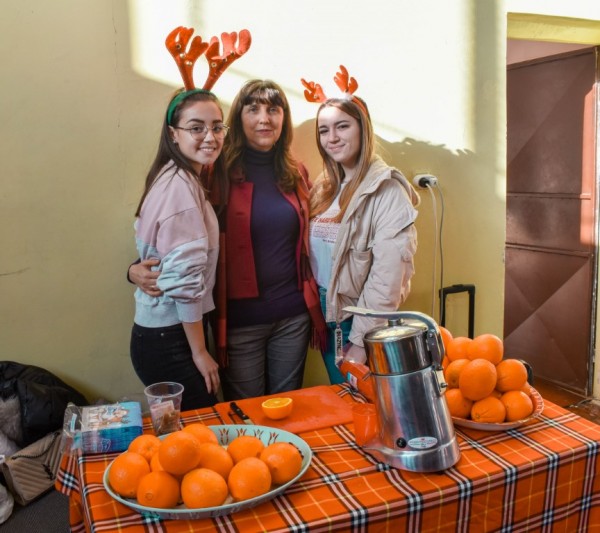 Базарът „Коледа в ПГЛПТ“ събра 1300 лв. в подкрепа на Гита Славова