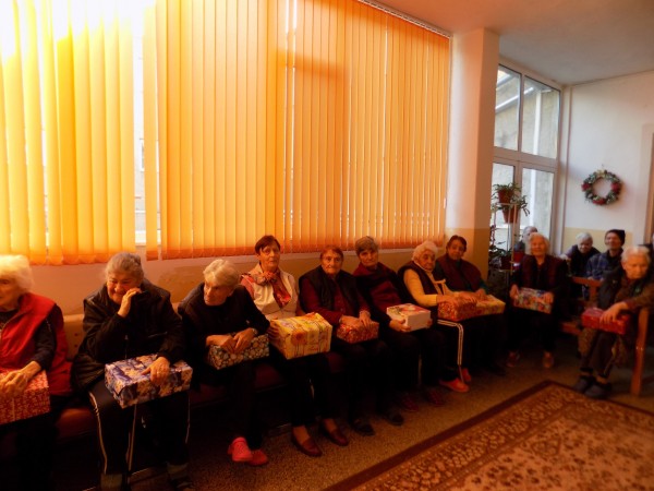 За трети път мнозина прегърнаха инициативата “Кутия пълна с щастие“