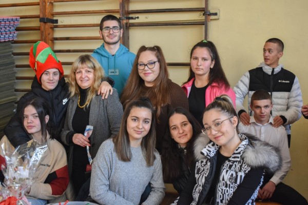 Базарът „Коледа в ПГЛПТ“ събра 1300 лв. в подкрепа на Гита Славова