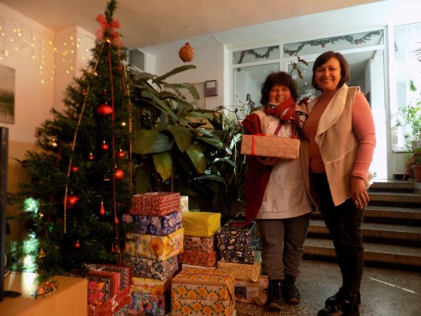 За трети път мнозина прегърнаха инициативата “Кутия пълна с щастие“