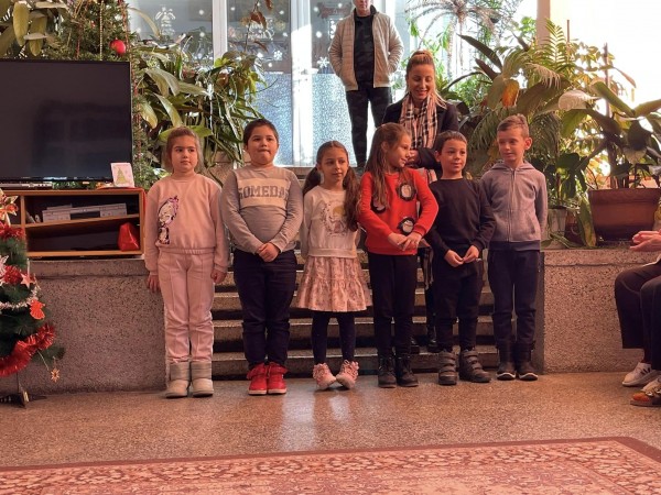 Първолаци от ОУ “Св. Паисий Хилендарски“ усмихнаха възрастните хора в Дом №3