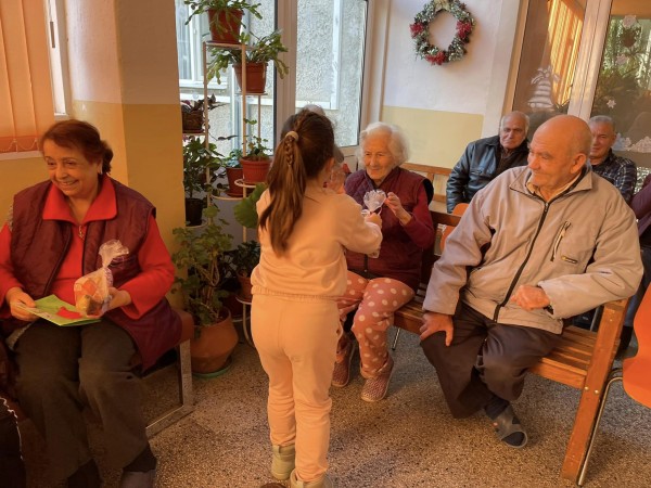 Първолаци от ОУ “Св. Паисий Хилендарски“ усмихнаха възрастните хора в Дом №3