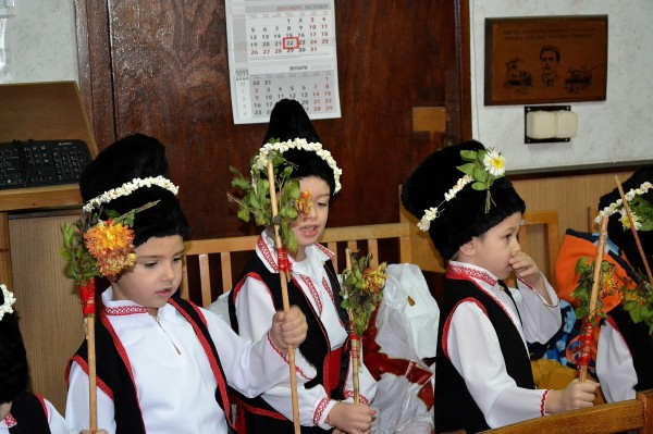 Коледарчета от детска градина „Детелина” гостуваха на казанлъшкото поделение