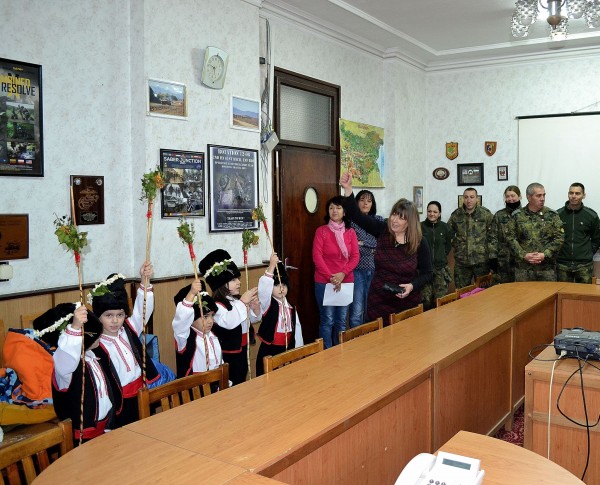 Коледарчета от детска градина „Детелина” гостуваха на казанлъшкото поделение