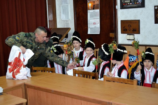 Коледарчета от детска градина „Детелина” гостуваха на казанлъшкото поделение