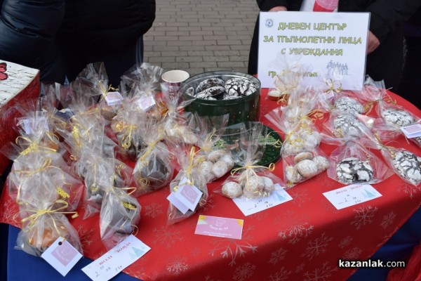 Коледарски състави и кулинарен коледен базар зарадваха казанлъчани на площад “Севтополис“