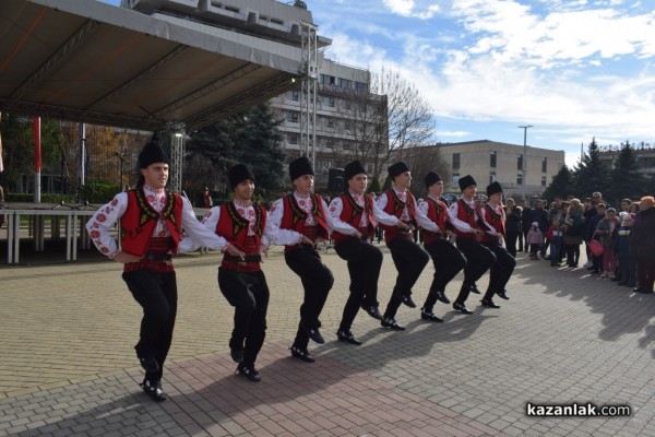 Коледарски състави и кулинарен коледен базар зарадваха казанлъчани на площад “Севтополис“