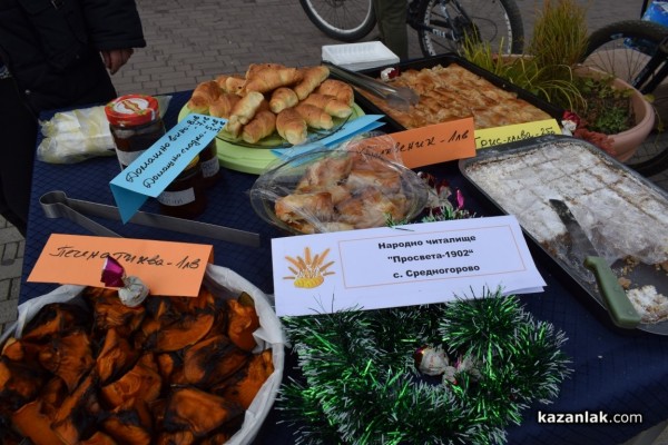 Коледарски състави и кулинарен коледен базар зарадваха казанлъчани на площад “Севтополис“