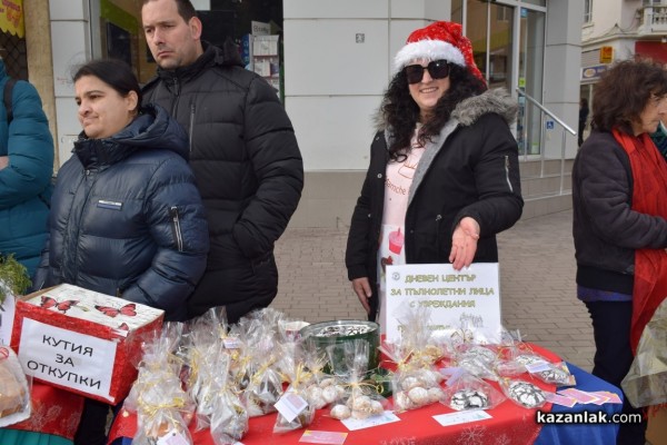 Коледарски състави и кулинарен коледен базар зарадваха казанлъчани на площад “Севтополис“