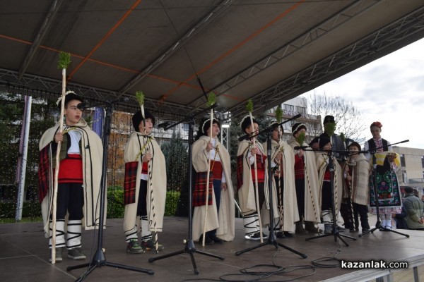 Коледарски състави и кулинарен коледен базар зарадваха казанлъчани на площад “Севтополис“