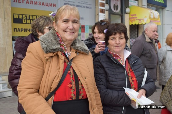 Коледарски състави и кулинарен коледен базар зарадваха казанлъчани на площад “Севтополис“