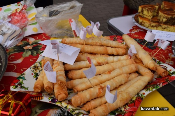 Коледарски състави и кулинарен коледен базар зарадваха казанлъчани на площад “Севтополис“