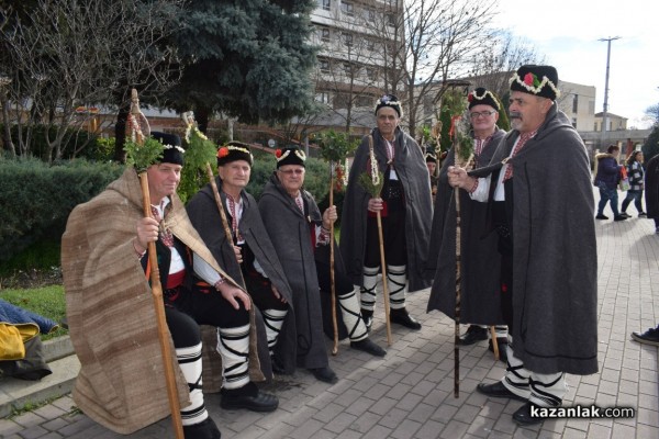 Коледарски състави и кулинарен коледен базар зарадваха казанлъчани на площад “Севтополис“
