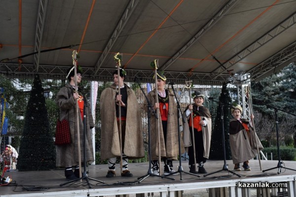 Коледарски състави и кулинарен коледен базар зарадваха казанлъчани на площад “Севтополис“