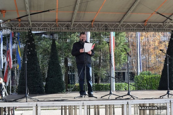 Коледарски състави и кулинарен коледен базар зарадваха казанлъчани на площад “Севтополис“