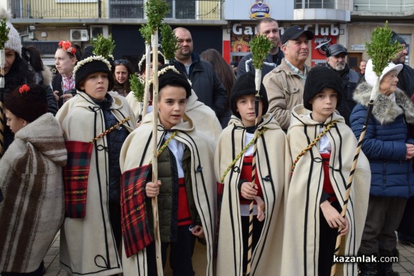 Коледарски състави и кулинарен коледен базар зарадваха казанлъчани на площад “Севтополис“