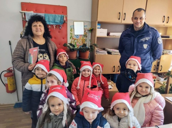 Малчуганите от група “Слънчице“, зарадваха жителите на село Розово с ръчно изработени картички