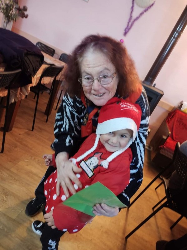 Малчуганите от група “Слънчице“, зарадваха жителите на село Розово с ръчно изработени картички