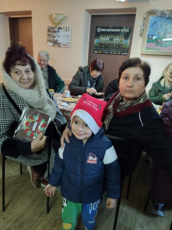 Малчуганите от група “Слънчице“, зарадваха жителите на село Розово с ръчно изработени картички