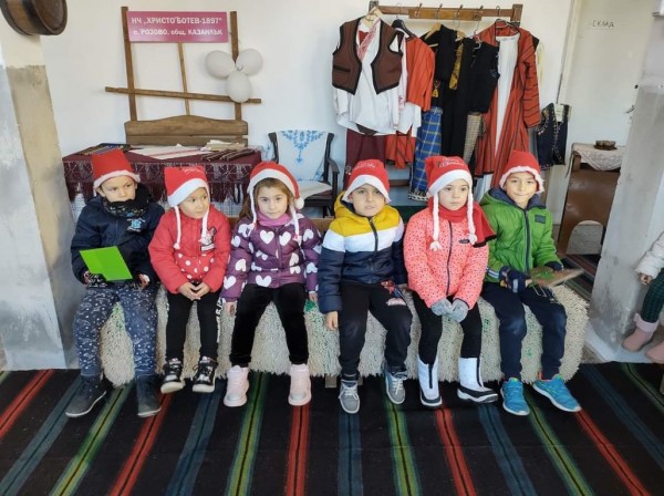 Малчуганите от група “Слънчице“, зарадваха жителите на село Розово с ръчно изработени картички