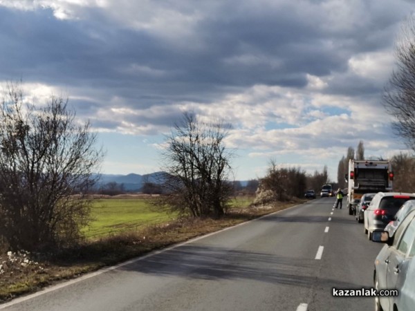 Аварирал трактор затрудни движението на пътя край Долно Сахране