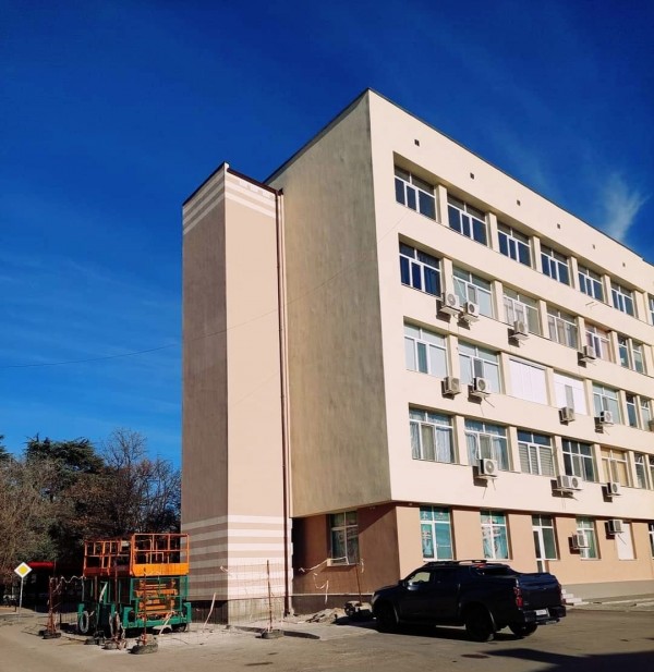 Изграждането на външният товаро-пътнически асансьор в поликлиниката завърши успешно