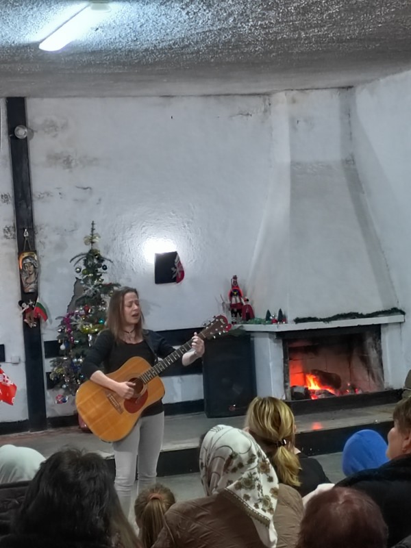 Коледен концерт с чисто нови носии изпълниха танцьорите на читалището в с. Хаджидимитрово 