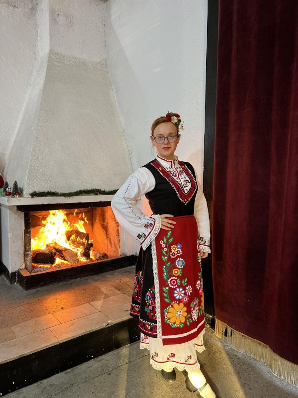 Коледен концерт с чисто нови носии изпълниха танцьорите на читалището в с. Хаджидимитрово 