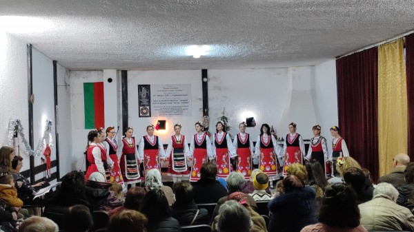 Коледен концерт с чисто нови носии изпълниха танцьорите на читалището в с. Хаджидимитрово 