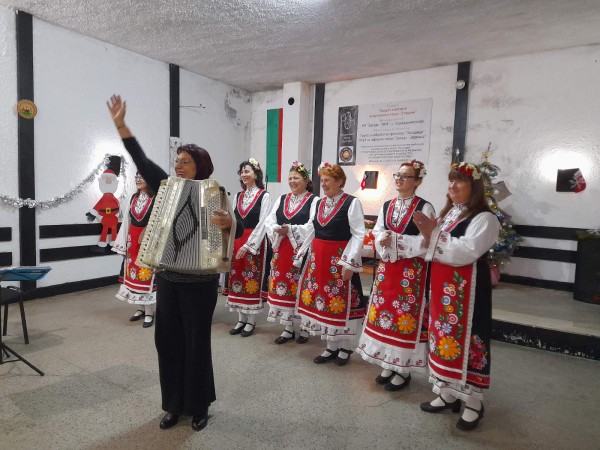 Коледен концерт с чисто нови носии изпълниха танцьорите на читалището в с. Хаджидимитрово 