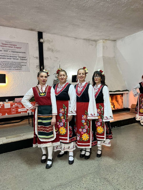 Коледен концерт с чисто нови носии изпълниха танцьорите на читалището в с. Хаджидимитрово 