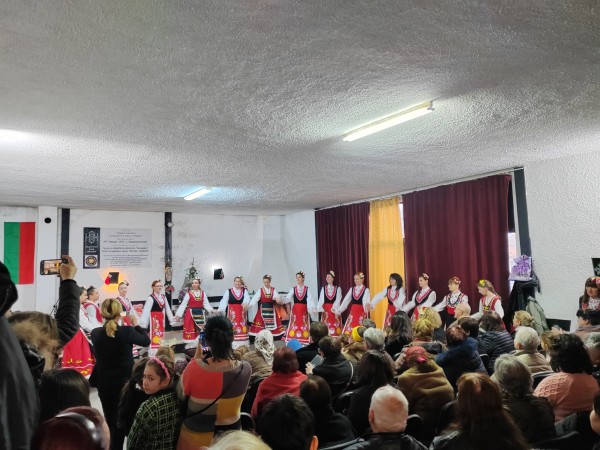 Коледен концерт с чисто нови носии изпълниха танцьорите на читалището в с. Хаджидимитрово 