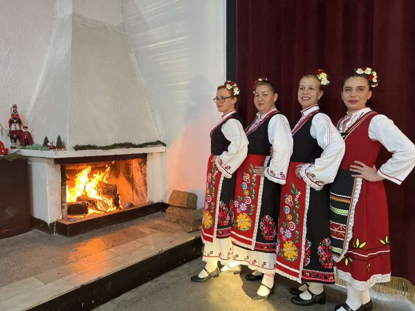 Коледен концерт с чисто нови носии изпълниха танцьорите на читалището в с. Хаджидимитрово 