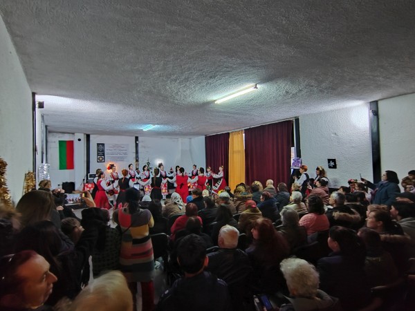 Коледен концерт с чисто нови носии изпълниха танцьорите на читалището в с. Хаджидимитрово 