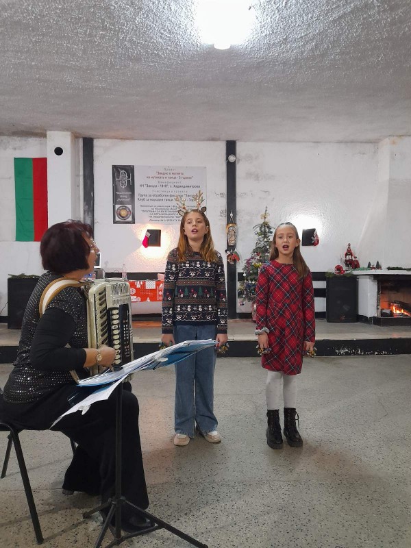 Коледен концерт с чисто нови носии изпълниха танцьорите на читалището в с. Хаджидимитрово 